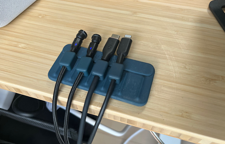 Anker Magnetic Cable Holder利用すると便利